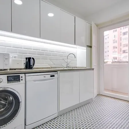 Cozy 2 Bedroom Near Campo Pequeno Апартаменты Лиссабон