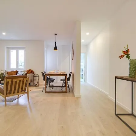 Cozy 2 Bedroom Near Campo Pequeno Apartment *