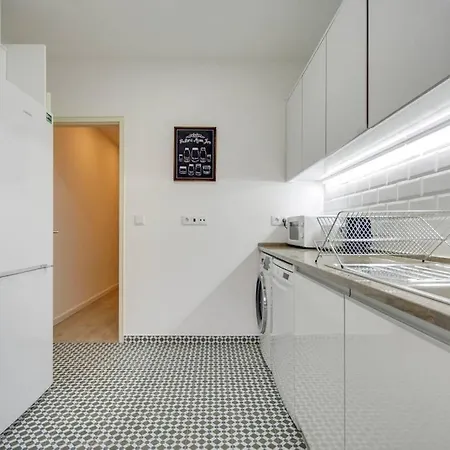 Апартаменты Cozy 2 Bedroom Near Campo Pequeno Лиссабон