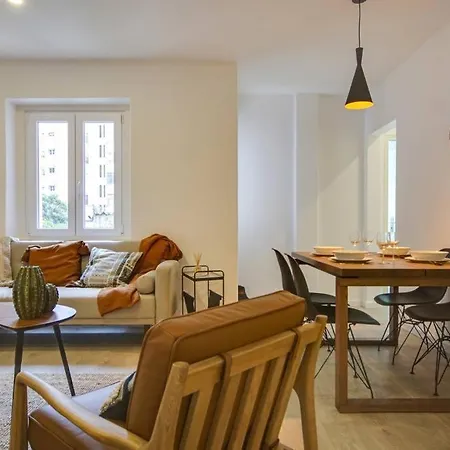 Cozy 2 Bedroom Near Campo Pequeno * Lisbon